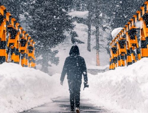 Heavy snowfall hits Murree;   Authorities urge tourists to avoid unnecessary travel